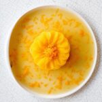 Cédric Grolet Instagram – Bonjour les humains 🙋🏻 
Je vous parle jamais de mes créations que je gère depuis 11 ans à l’hôtel Le Meurice! 
Les desserts assiette pour le restaurant gastronomique! 
Une approche et une technicité incroyable! 
Ici, Citron caviar givré! Pétales de clémentine! Minis châtaignes givrées! Pétales de pamplemousse! Chocolat en cabosse chaude! Coco glacée! Et la gousse de vanille!
Le quel vous tente le plus?  #cedricgrolet 📲