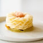 Cédric Grolet Instagram – Bonjour les humains 🙋🏻 
Je vous parle jamais de mes créations que je gère depuis 11 ans à l’hôtel Le Meurice! 
Les desserts assiette pour le restaurant gastronomique! 
Une approche et une technicité incroyable! 
Ici, Citron caviar givré! Pétales de clémentine! Minis châtaignes givrées! Pétales de pamplemousse! Chocolat en cabosse chaude! Coco glacée! Et la gousse de vanille!
Le quel vous tente le plus?  #cedricgrolet 📲