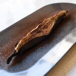 Cédric Grolet Instagram - Bonjour les humains 🙋🏻 Je vous parle jamais de mes créations que je gère depuis 11 ans à l’hôtel Le Meurice! Les desserts assiette pour le restaurant gastronomique! Une approche et une technicité incroyable! Ici, Citron caviar givré! Pétales de clémentine! Minis châtaignes givrées! Pétales de pamplemousse! Chocolat en cabosse chaude! Coco glacée! Et la gousse de vanille! Le quel vous tente le plus? #cedricgrolet 📲