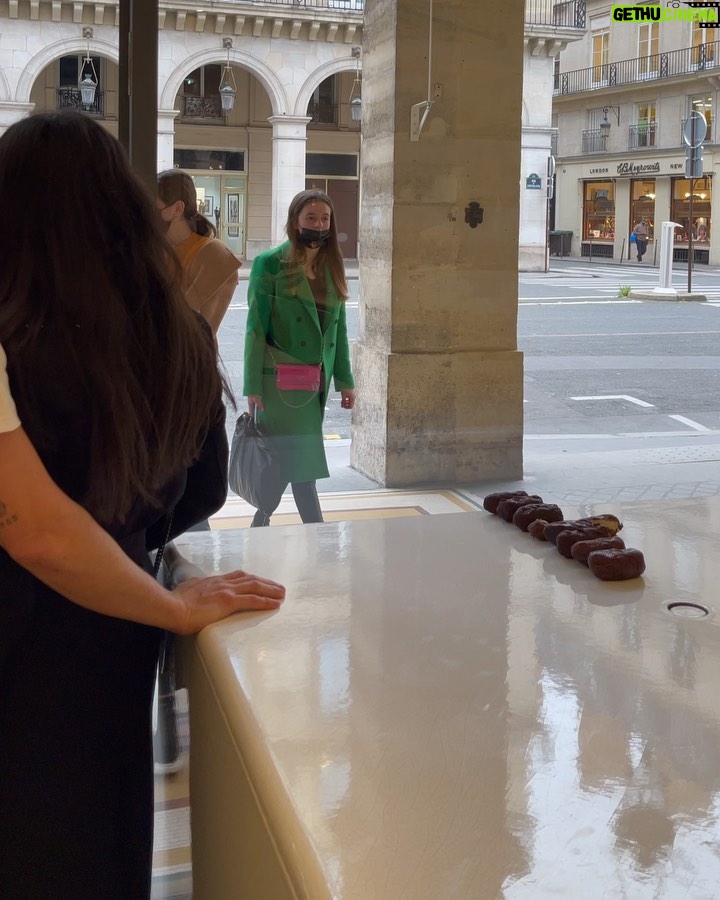 Cédric Grolet Instagram - En pleine préparation de la nouvelle carte! Quand je vous dis que c’est vous qui validez les desserts! Swipe pour voir la vérité #cedricgrolet 🙋🏻