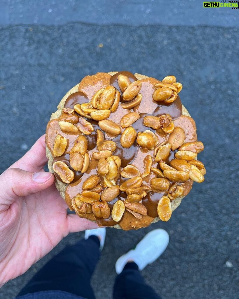 Cédric Grolet Instagram - Mon dej’ après le sport! Cookie cacahuètes où flan Vanille? #lemeurice 🥵 Cedric Grolet