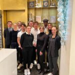 Cédric Grolet Instagram - Pour vous servir à Noël! J’avais envie de mettre une nouvelle fois toutes les équipes en avant pour vous souhaiter un Joyeux Noël ! C’est avec très peu de sommeil et énormément de travail que nous avons fait le maximum pour vous permettre d’avoir le minimum d’attente, et le meilleur résultat pour vos repas de Noël! Prenez soin de vous, et merci sincèrement pour toute cette confiance envers notre travail ! #cedricgrolet #cedricgroletopera #lemeurice ❤️