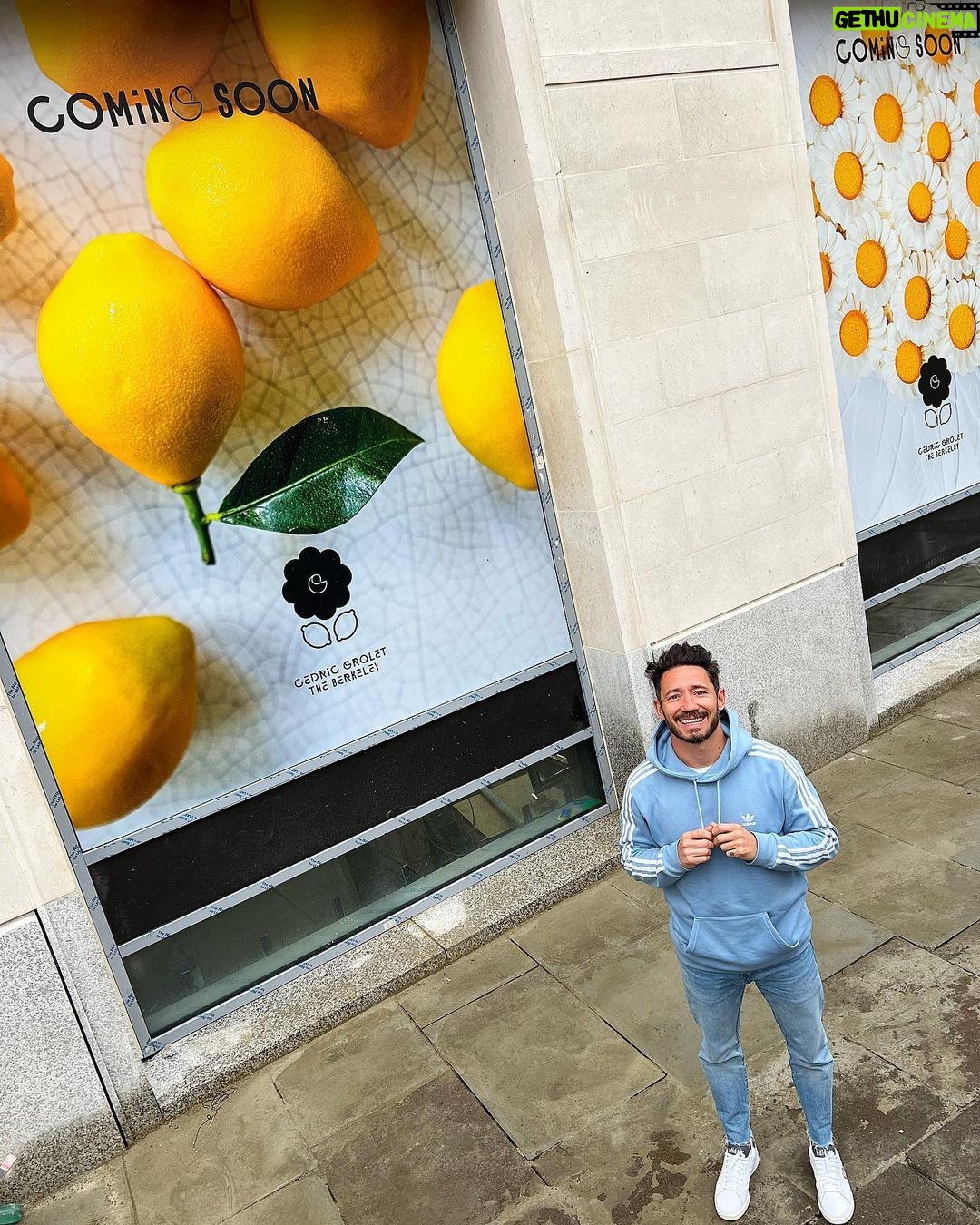 Cédric Grolet Instagram - J’ai une grande nouvelle à annoncer à tous les amoureux de la pâtisserie! C’est le 14 février 2022 que nous ouvrirons les portes de ce nouveau bébé à Londres! Il y a 20 ans mes professeurs n’arrêtaient pas de me répéter «Cédric tu dois apprendre l’anglais». Mais j’avais toujours la même réponse à leur donner! Je veux faire des gâteaux! (J’aurais dû les écouter davantage) C’est à @the_berkeley avec vue sur le magnifique Hyde park que vous pourrez découvrir pour la première fois mes deux univers Fleurs et Fruits réunis! Vous retrouvez aussi un magnifique café pour un goûter comme j’en rêvais quand j’étais enfant! Wish me good luck 🏴 #cedricgroletattheberkeley The Berkeley