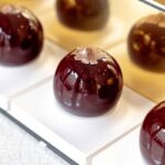 Cédric Grolet Instagram - Pour notre deuxième trompe l’œil 100% fruit! Sans gluten et vegan ! Une puissance incroyable du cassis pour respecter au mieux la nature! Dispo maintenant à #lemeurice ⚫️ #cedricgrolet