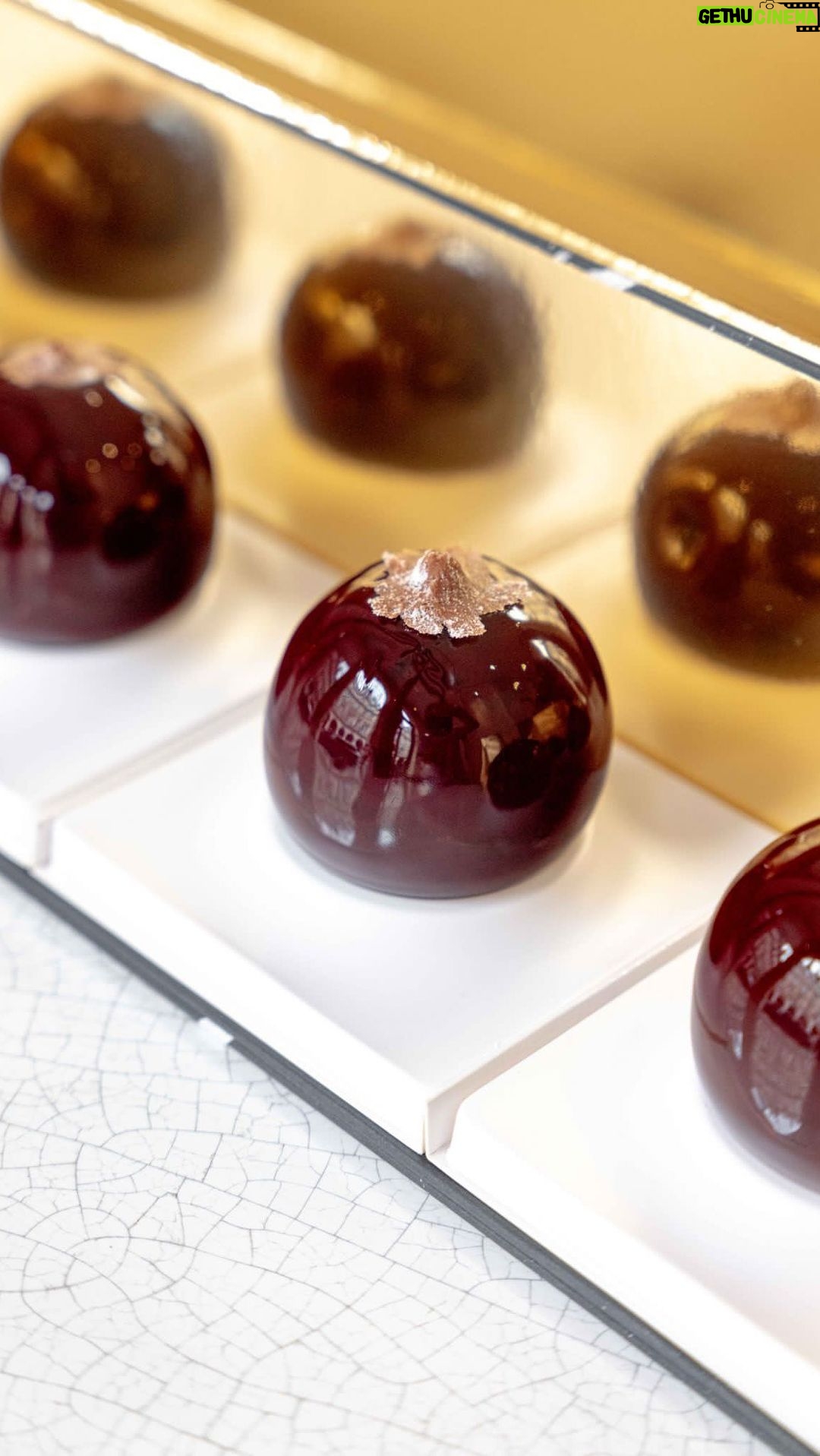 Cédric Grolet Instagram - Pour notre deuxième trompe l’œil 100% fruit! Sans gluten et vegan ! Une puissance incroyable du cassis pour respecter au mieux la nature! Dispo maintenant à #lemeurice ⚫️ #cedricgrolet