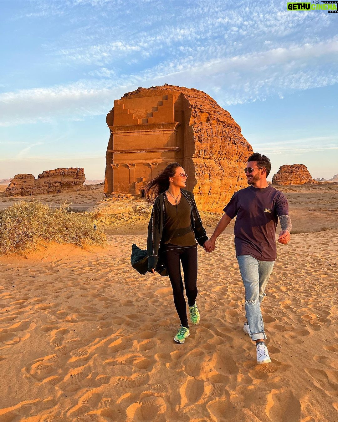 Cédric Grolet Instagram - Un musée à ciel ouvert en direct! Qui connaît cette partie du monde? #alula 🪐 Al `Ulá, Saudi Arabia