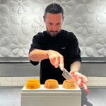 Cédric Grolet Instagram - J’ai gouté le 🥮 local pour faire mon premier trompe l’œil 🥮 ! Banane cacahuète, meilleure duo 🥵 #cedricgrolet #singapore Cedric Grolet Singapore
