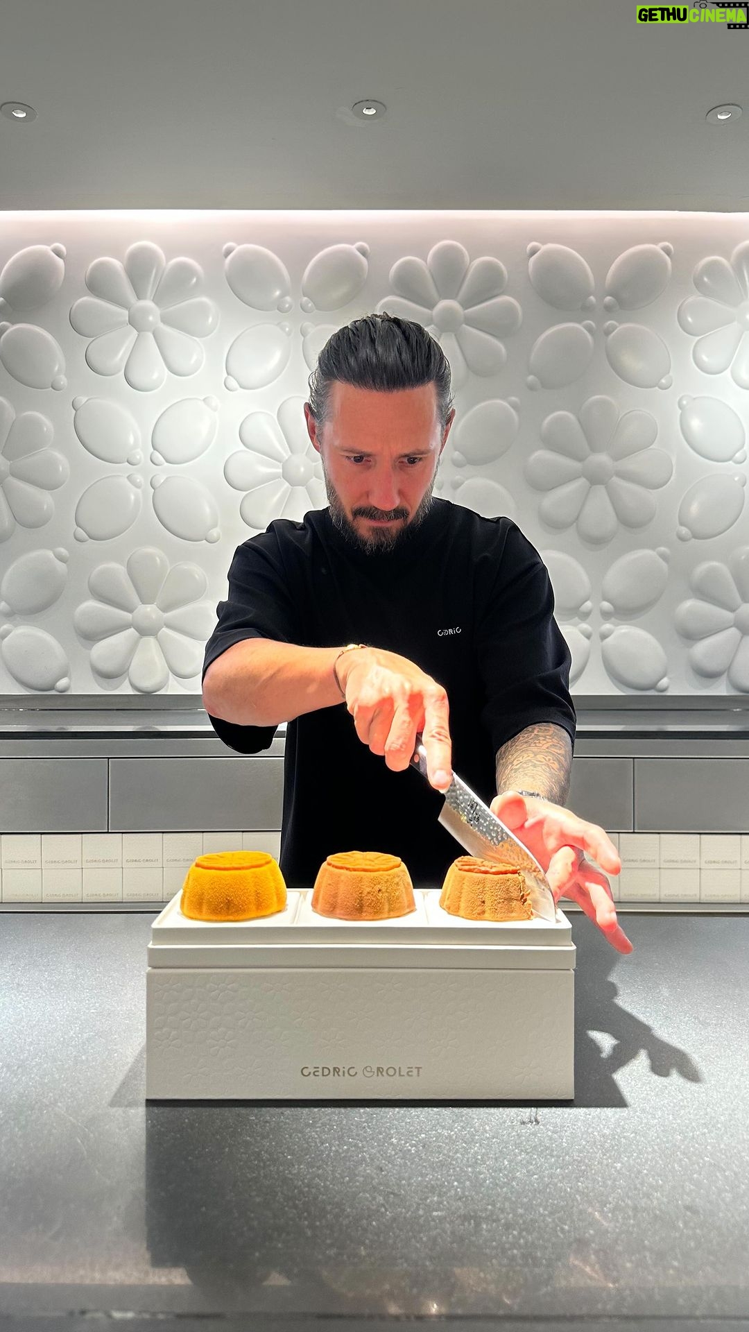 Cédric Grolet Instagram - J’ai gouté le 🥮 local pour faire mon premier trompe l’œil 🥮 ! Banane cacahuète, meilleure duo 🥵 #cedricgrolet #singapore Cedric Grolet Singapore