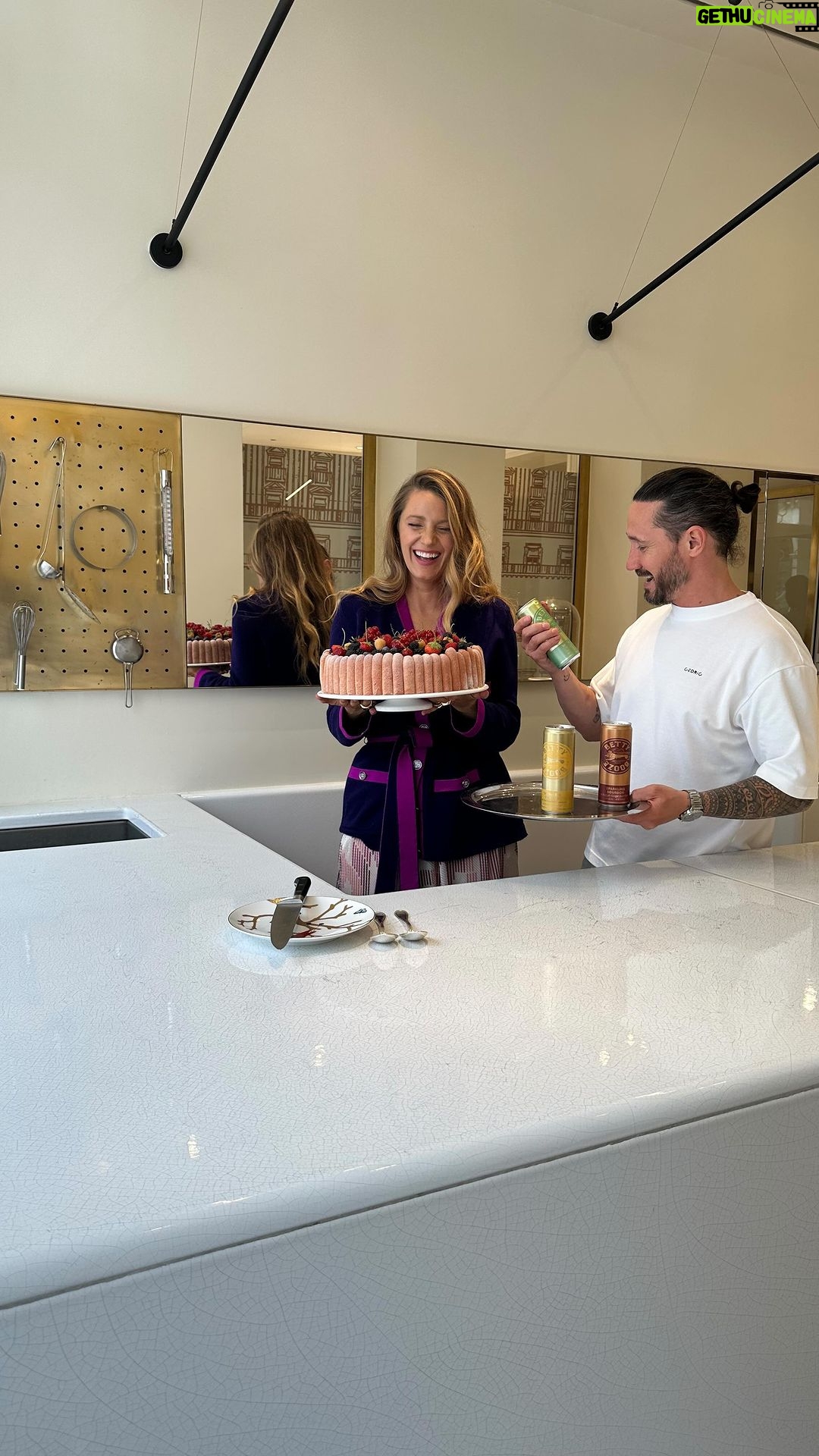 Cédric Grolet Instagram - @cedricgrolet and @blakelively created together a cake ! She surprised me so much with her talent! What do you think about it ? charlotte aux fruits xxl with her drinks so fresh @bettybuzz @bettybooze 🍾 #cedricgrolet #blakelively
