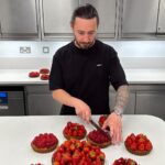 Cédric Grolet Instagram - En direct de Londres avec la tarte basque aux fruits rouge vanille 🥵 #cedricgrolet #theberkeley @cedricgrolettheberkeley Cédric Grolet at The Berkeley