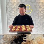 Cédric Grolet Instagram - Minis croissants & pains choc’ à la maison le dimanche ! Merci @vzug #cedricgrolet 🥐