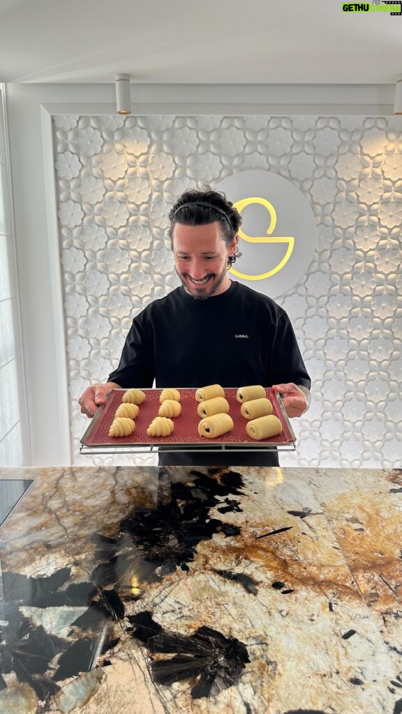 Cédric Grolet Instagram - Minis croissants & pains choc’ à la maison le dimanche ! Merci @vzug #cedricgrolet 🥐