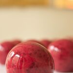 Cédric Grolet Instagram - Public averti! Pour la première fois notre premier trompe l’œil 100% fruits! Sans gluten et vegan ! Une puissance incroyable de la groseille pour respecter au mieux la nature! Dispo maintenant à #lemeurice 🔴 #cedricgrolet