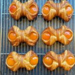Cédric Grolet Instagram - Ma viennoiserie d’enfance ! Pâte à croissant avec un abricot rôti au four! C’est dispo à Opéra et Londres pour éviter la jalousie #cedricgrolet 🤵🏻