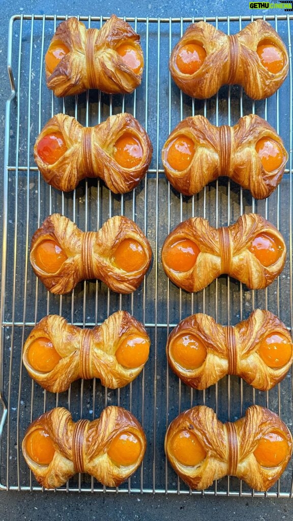 Cédric Grolet Instagram - Ma viennoiserie d’enfance ! Pâte à croissant avec un abricot rôti au four! C’est dispo à Opéra et Londres pour éviter la jalousie #cedricgrolet 🤵🏻