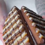 Cédric Grolet Instagram - Moelleux au chocolat avec du caramel et de la vanille à partager. Disponible demain @cedricgroletopera 🔛 #cedricgrolet Cédric Grolet Opéra
