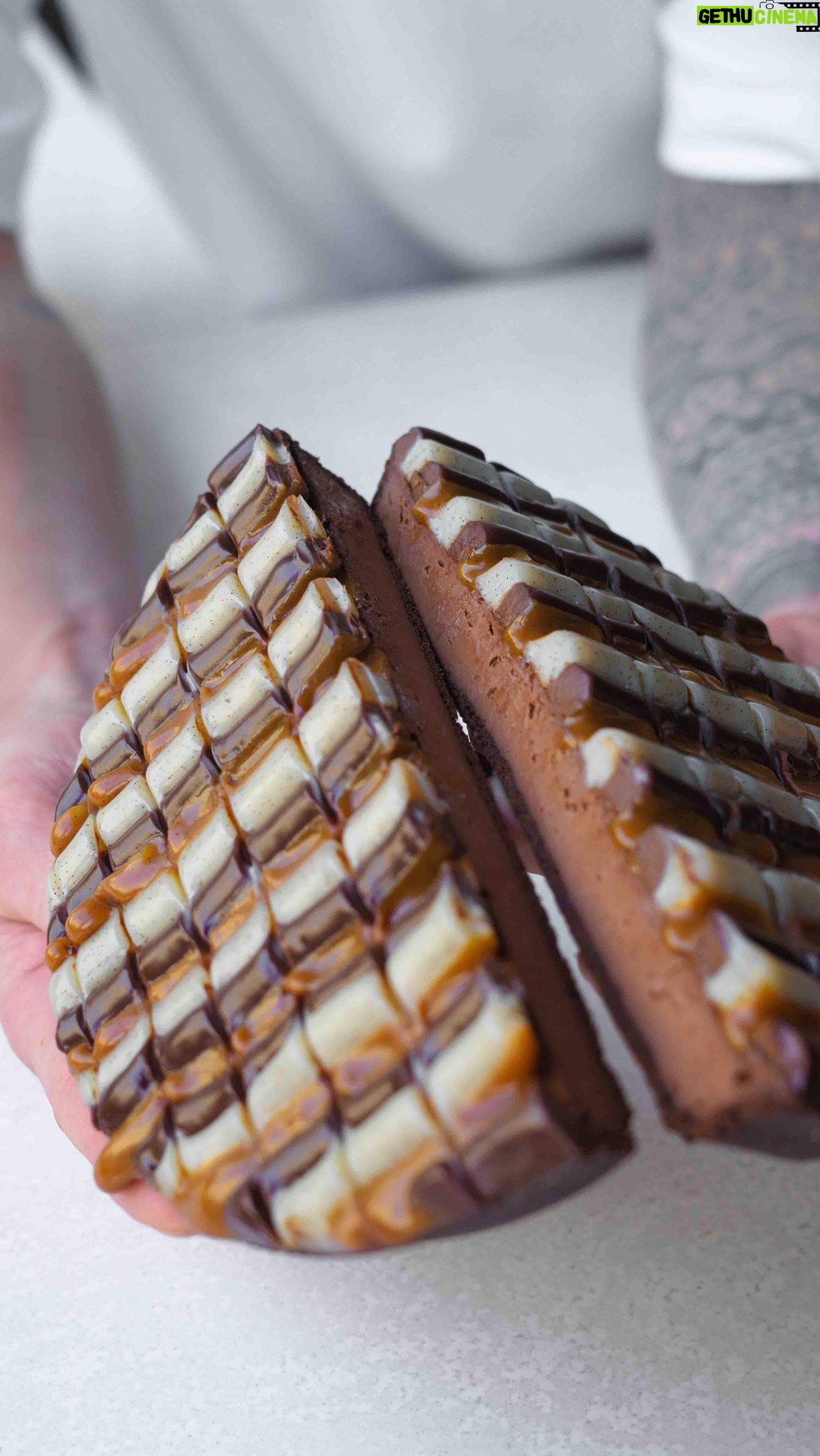 Cédric Grolet Instagram - Moelleux au chocolat avec du caramel et de la vanille à partager. Disponible demain @cedricgroletopera 🔛 #cedricgrolet Cédric Grolet Opéra