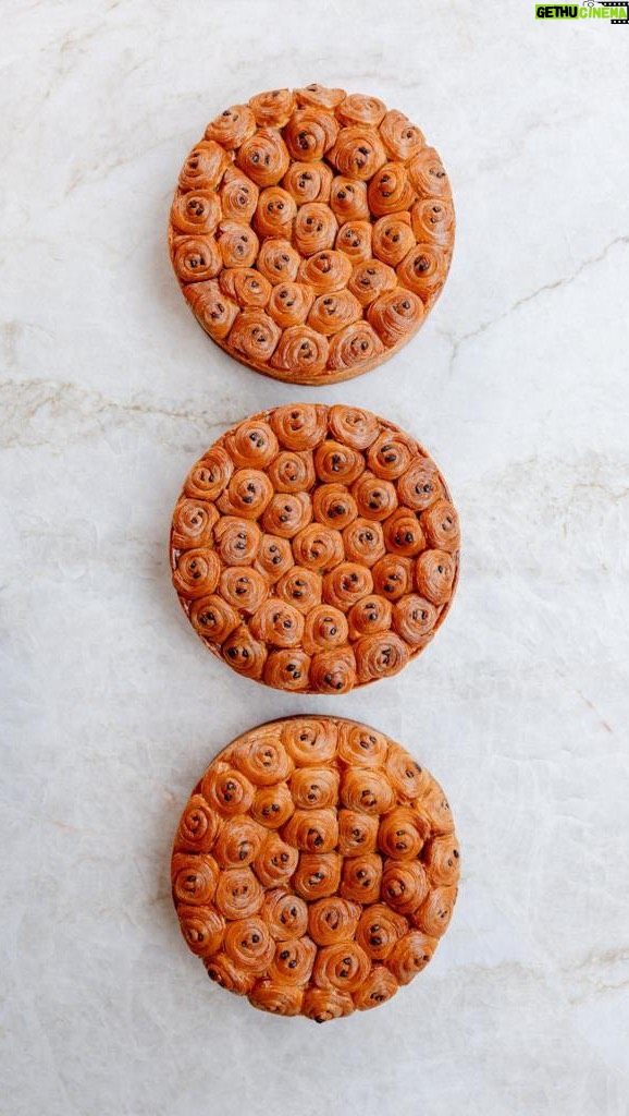 Cédric Grolet Instagram - Dernière galette pour clôturer cette épiphanie 2024! Avec @Nadineghosnjewelry & @cedricgroletopera nous avons créé un pendentif pain au chocolat en or 18 carats d’une valeur de 8800€ ! Il sera à gagner dans l’une de nos Galettes « Pain Chic » disponibles dès demain 18h sur notre site internet! #cedricgrolet 🔑 Cédric Grolet Opéra