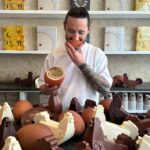 Cédric Grolet Instagram - Chocolat Blanc? Noir? Lait? Pour Opéra voici des 🐓 et des 🥚 avec du praliné amande noisette disponible dès maintenant sur notre site internet ! #cedricgrolet Cédric Grolet Opéra
