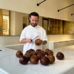 Cédric Grolet Instagram - Le chocolat c’est magique! Notre première création pour Pâques #lemeurice Nous avons imaginé des noisettes dans des noisettes avec du praliné croustillant! Disponible en Clik&Collect dès maintenant! #cedricgrolet #easter 🥚