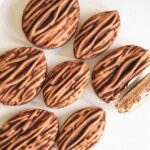 Cédric Grolet Instagram - Noix de pécan caramélisées avec du caramel, du praliné et une crème aux noix, le tout dans une tarte à partager! #cedricgrolet ✔️