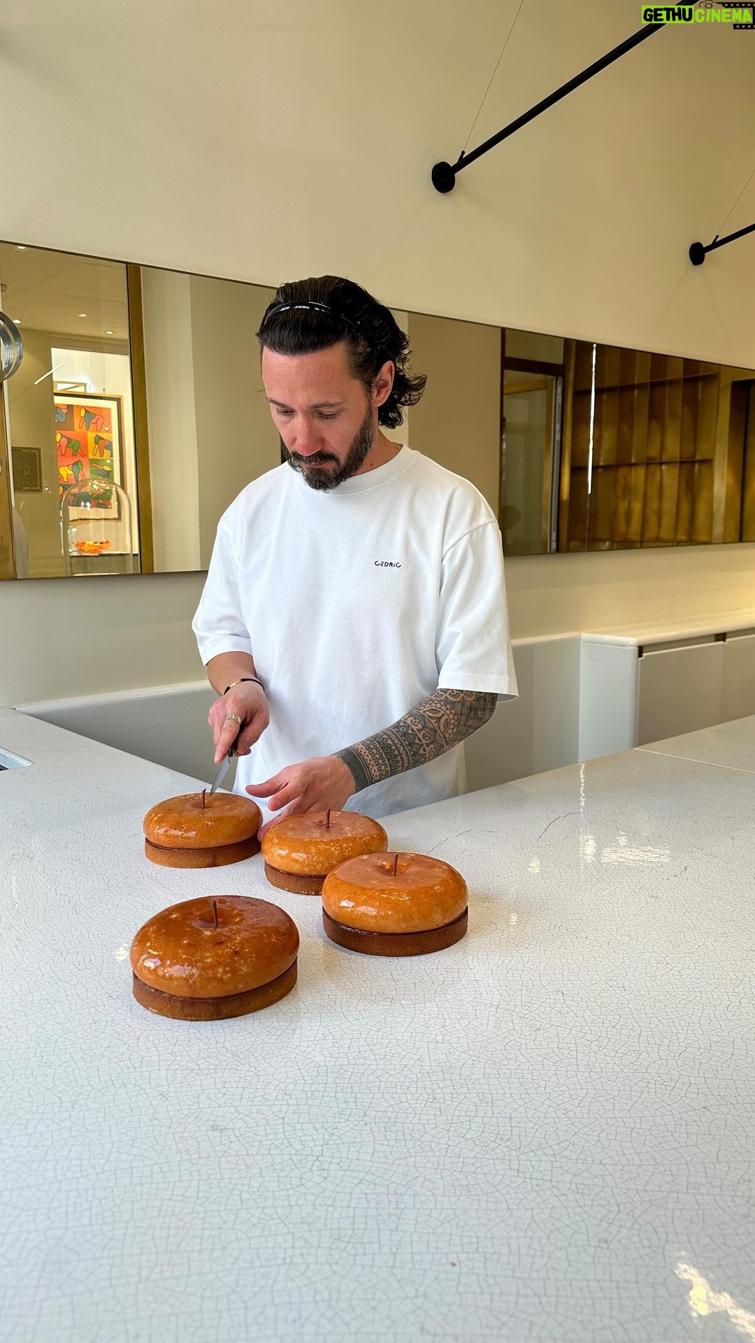 Cédric Grolet Instagram - Ma version de la tarte tatin avec une pointe de vanille. Disponible dès demain mercredi 8 mars midi dans notre boutique #lemeurice 👵🏻 #cedricgrolet