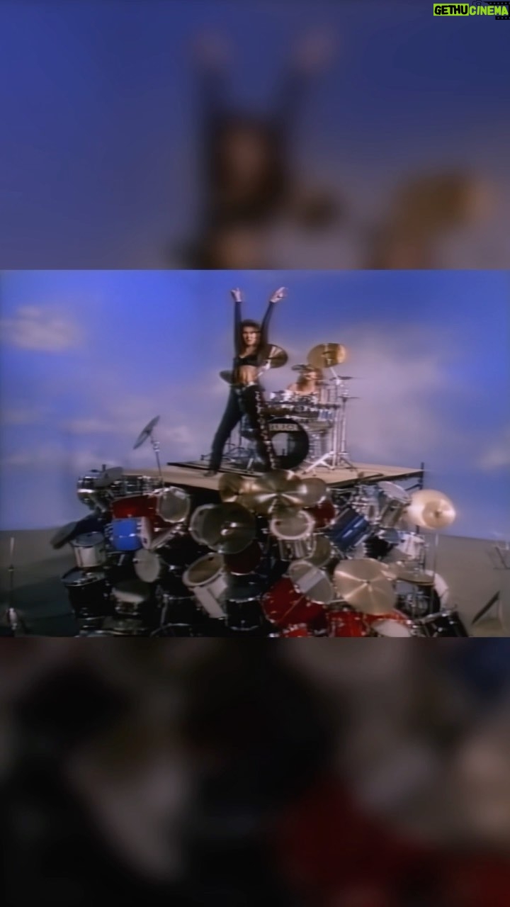 Céline Dion Instagram - Saviez-vous que Céline a flirté avec la musique rock dans les années 90 ? Voyez la version remasterisée en HD du clip « Des mots qui sonnent », lancé en novembre 1991. Dites-nous ce que vous en pensez ! Joyeux 30e anniversaire à l'album "Dion chante Plamondon ❤ -Team Céline (Lien en bio) Did you know Celine flirted with rock music in the 90’s? Here’s the HD remastered version of “Des mots qui sonnent” originally released in November 1991. Tell us what you think about it! Happy 30th anniversary to the ‘Dion chante Plamondon’ album ❤ -Team Celine (Link in bio) #40yearsofCelineDion #DionChantePlamondon #TBT #90s