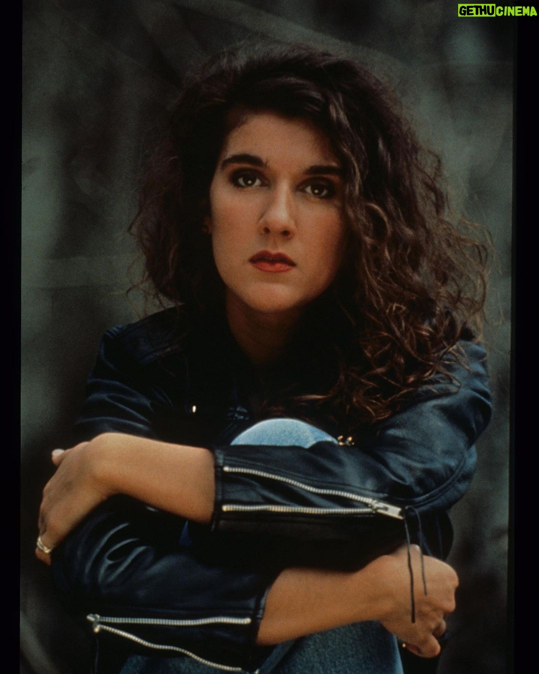 Céline Dion Instagram - We love the 90’s ! The hit single Where Does My Heart Beat Now was released on Oct. 1st 1990 and became a pivotal song in Celine’s career. Do you remember when you first heard the song ? - Team Celine On adore les années 90 ! Le succès Where Does My Heart Beat Now a été lancé le 1er octobre 1990 et est devenu une chanson importante dans le parcours de Céline. Vous souvenez-vous quand vous avez entendu la chanson la première fois ? - Team Céline Link in bio / Lien dans la bio 📸 Dimo Safari #FlashbackFriday #90s #fashion
