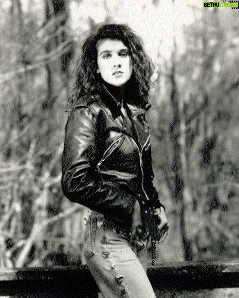 Céline Dion Instagram - We love the 90’s ! The hit single Where Does My Heart Beat Now was released on Oct. 1st 1990 and became a pivotal song in Celine’s career. Do you remember when you first heard the song ? - Team Celine On adore les années 90 ! Le succès Where Does My Heart Beat Now a été lancé le 1er octobre 1990 et est devenu une chanson importante dans le parcours de Céline. Vous souvenez-vous quand vous avez entendu la chanson la première fois ? - Team Céline Link in bio / Lien dans la bio 📸 Dimo Safari #FlashbackFriday #90s #fashion