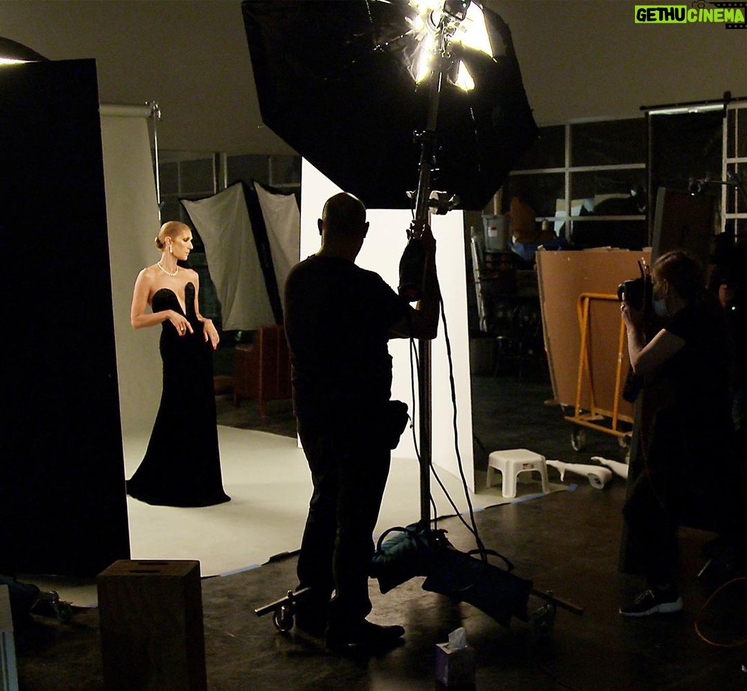 Céline Dion Instagram - This #worldphotographyday we take a peek behind the scenes… kudos to all the magicians behind the camera! -Team Celine Photographer: @denisetruscello Behind the scenes photos: @MrCameralv En cette #journeemondialedelaphoto nous jetons un coup d'œil en coulisses… bravo à tous les magiciens derrière la caméra ! - Team Céline Photographe : @denisetruscello Photos des coulisses : @mrcameralv