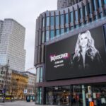 Céline Dion Instagram – From US to UK… to Germany and Canada… Celine is on billboards around the world! Thank you @AmazonMusic Listen to Celine’s [Re]Discover  playlist featuring songs from Celine’s entire career including the now iconic ‘Falling Into You’!

Des États-Unis à l’Allemagne, en passant par l’Angleterre et le Canada… Céline est sur les panneaux d’affichages aux 4 coins de la planète ! Merci Amazon Music.
Écoutez la liste de lecture [Re]Discover de Céline Dion incluant des chansons de l’iconique album “Falling Into You” :
-Team Céline

Link in bio / lien dans la bio 

#FallingIntoYou25 #FIY25