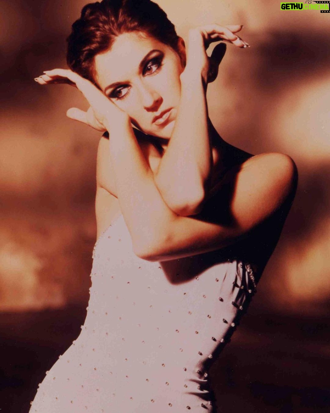Céline Dion Instagram - I can’t believe it’s been 25 years since we released ‘Falling Into You’! (I think I was only 10 at the time! LOL 🤣… I wish!) Our world has changed so much since then and who knows what’s coming next, but 25 years later I still love performing the songs on this album and I can’t wait to do that again! Thank you from the bottom of my heart for making my music a small part of your lives and for your love and support throughout all these years! As things continue to improve out there, please stay safe and healthy until we're able to get back together again and celebrate. ❤️ - Love Celine xx… Je ne peux pas croire que cela fait 25 ans que l’album « Falling Into You » est sorti ! (Je devais avoir 10 ans à l'époque, je pense… ! LOL 🤣) Notre monde a bien changé depuis, et qui sait ce que nous réserve l’avenir… Vingt-cinq ans plus tard, j’aime toujours interpréter les chansons de cet album et j’ai tellement hâte de les chanter de nouveau ! Merci du fond du cœur d'avoir fait une place pour ma musique dans votre vie… et merci pour votre amour et votre soutien pendant toutes ces années! Alors que les choses continuent de s'améliorer, restez bien en sécurité et en bonne santé jusqu'à ce que nous puissions être de nouveau ensemble et célébrer. ❤️ - Love, Céline xx… 📷 Randee St. Nicholas & Daniela Federici #FallingIntoYou25 #FIY25