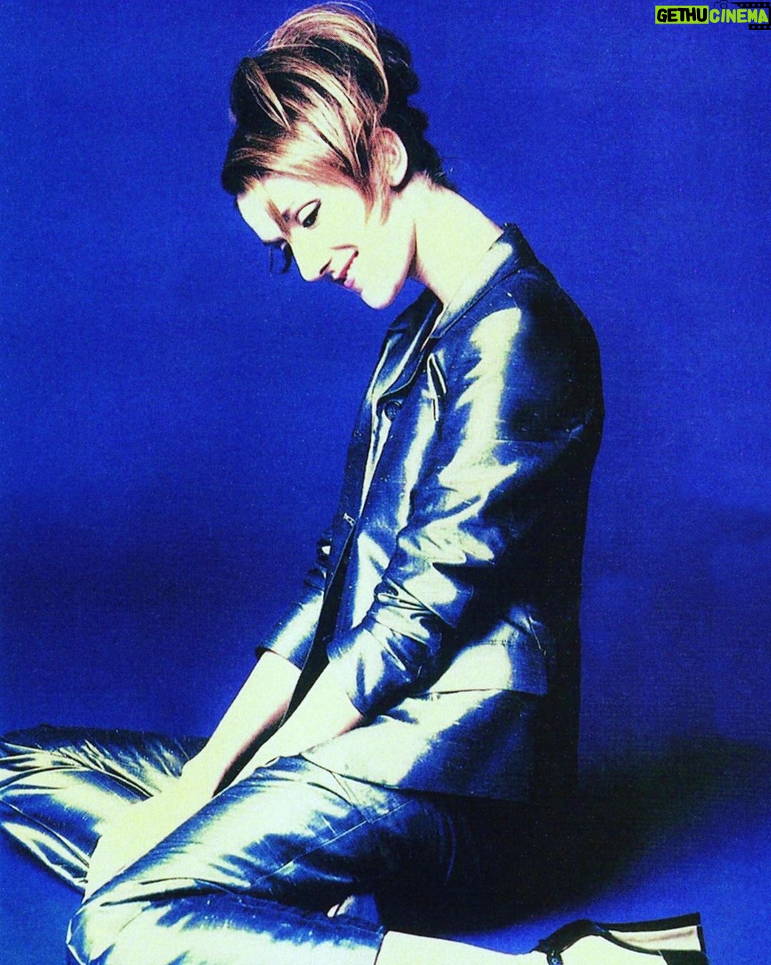 Céline Dion Instagram - I can’t believe it’s been 25 years since we released ‘Falling Into You’! (I think I was only 10 at the time! LOL 🤣… I wish!) Our world has changed so much since then and who knows what’s coming next, but 25 years later I still love performing the songs on this album and I can’t wait to do that again! Thank you from the bottom of my heart for making my music a small part of your lives and for your love and support throughout all these years! As things continue to improve out there, please stay safe and healthy until we're able to get back together again and celebrate. ❤️ - Love Celine xx… Je ne peux pas croire que cela fait 25 ans que l’album « Falling Into You » est sorti ! (Je devais avoir 10 ans à l'époque, je pense… ! LOL 🤣) Notre monde a bien changé depuis, et qui sait ce que nous réserve l’avenir… Vingt-cinq ans plus tard, j’aime toujours interpréter les chansons de cet album et j’ai tellement hâte de les chanter de nouveau ! Merci du fond du cœur d'avoir fait une place pour ma musique dans votre vie… et merci pour votre amour et votre soutien pendant toutes ces années! Alors que les choses continuent de s'améliorer, restez bien en sécurité et en bonne santé jusqu'à ce que nous puissions être de nouveau ensemble et célébrer. ❤️ - Love, Céline xx… 📷 Randee St. Nicholas & Daniela Federici #FallingIntoYou25 #FIY25