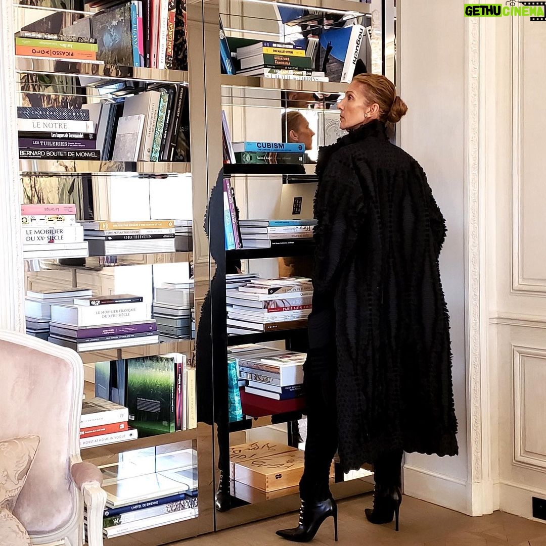 Céline Dion Instagram - Throwback to February 2019. What are you reading these days? 📚 – Team Celine Souvenir de février 2019. Que lisez-vous ces jours-ci ? 📚 – Team Céline 📸: @dee_termined_girl #books #ThrowbackThursday