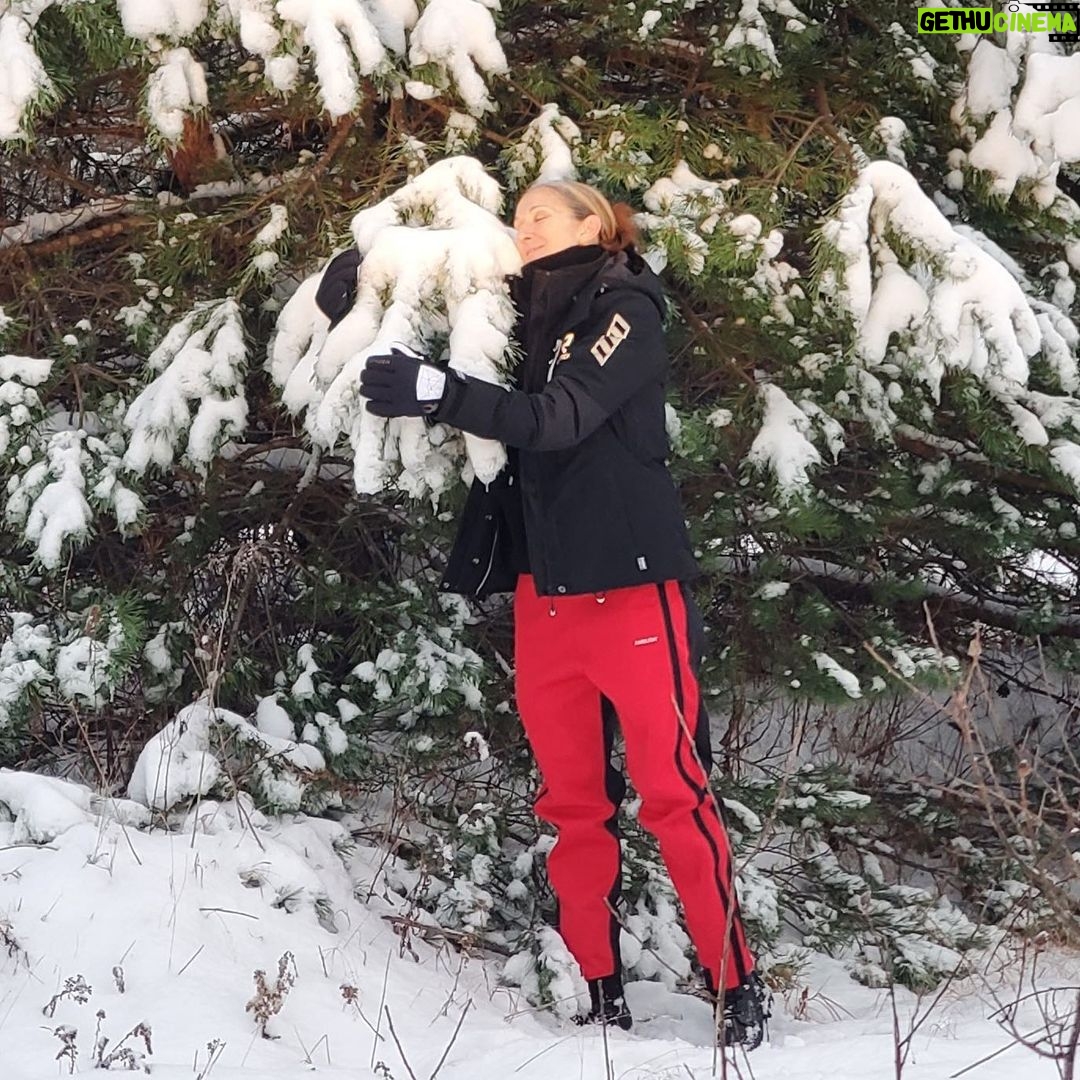 Céline Dion Instagram - A new year brings new hope. As we are all still facing incredibly challenging days ahead, let’s take good care, look after each other and remember that lighter and brighter days will be with us soon. May 2021 bring us moments of gentleness, peace, and positivity. ❤️💫 - Celine xx… Une nouvelle année inspire un nouvel espoir. Comme nous sommes tous confrontés à des jours incroyablement difficiles à venir, prenons bien soin de nous, soyons bienveillants les uns envers les autres et rappelons-nous que les jours plus lumineux et plus heureux seront bientôt là. Que 2021 nous apporte des moments de douceur, de paix et de positivité. ❤️💫 - Céline xx… 📸 @dee_termined_girl