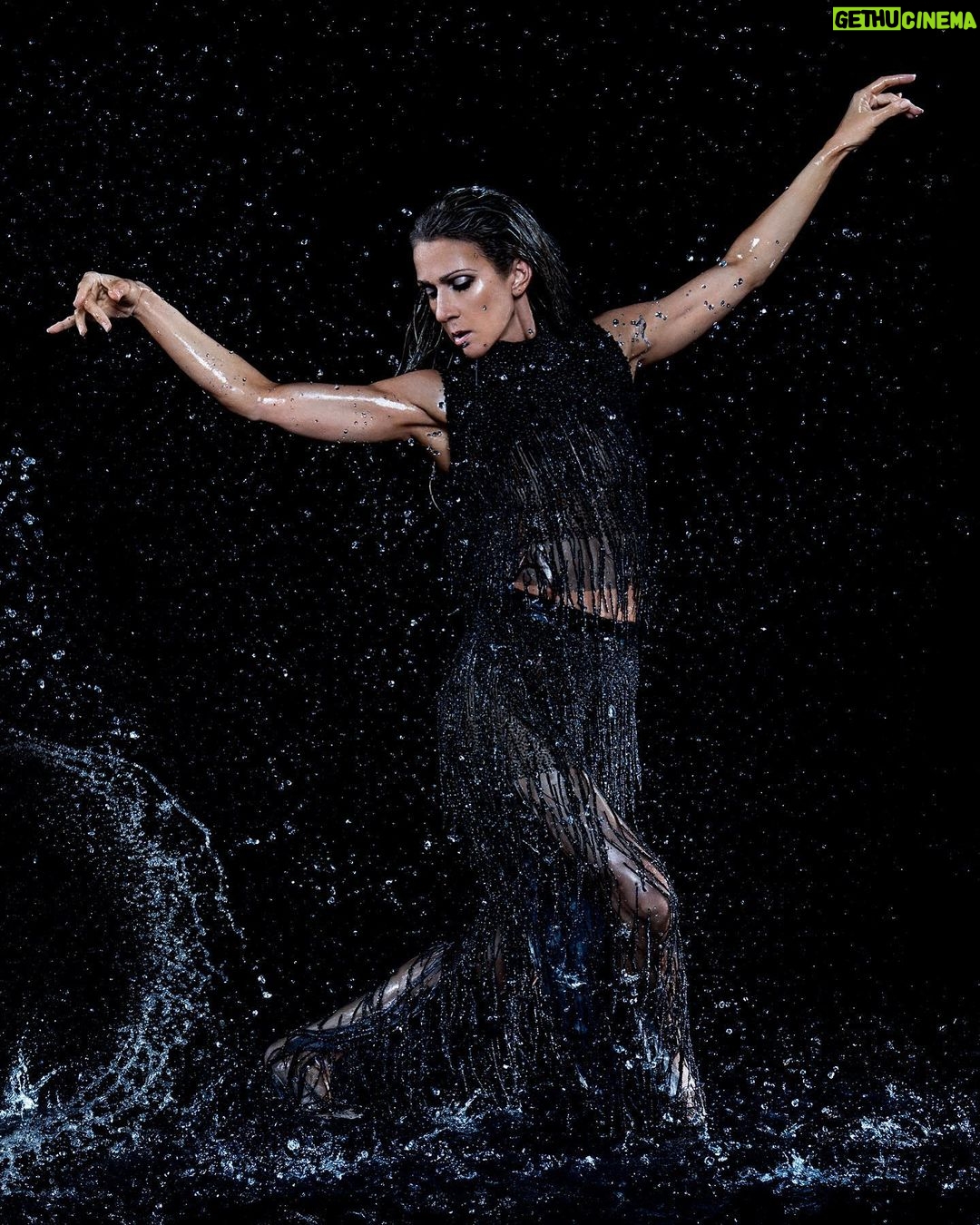 Céline Dion Instagram - Life isn’t about waiting for the storm to pass - it’s about learning to dance in the rain (Vivian Green) - Celine xx… La vie ce n’est pas d’attendre que les orages passent, c’est plutôt d’apprendre à danser sous la pluie (Vivian Green) - Céline xx… #wednesdaywisdom #courage 📸: Paola Kudacki