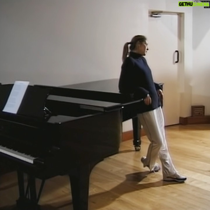 Céline Dion Instagram - Échauffements vocaux ✅ chorale incroyable ✅ chanson à succès ✅ découvrez les coulisses de l’enregistrement de la chanson « Je chanterai » et des autres chansons de « S’il suffisait d'aimer » - Lien dans la bio 🎧🎶 - Team Céline Vocal warmups ✅ amazing choir ✅ hit record ✅ get a behind-the-scenes look at the recording of "Je chanterai" and more songs from ‘S’il suffisait d'aimer’ - link in bio 🎧🎶 - Team Celine #silsuffisaitdaimer #jechanterai