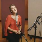Céline Dion Instagram - En septembre 1998, Céline lançait son populaire album “S’il suffisait d’aimer”. Découvrez les coulisses de l’enregistrement de la chanson-titre de l’album en cliquant sur le lien dans la bio ! - Team Céline . In September 1998, Celine released her beloved album ‘S'il suffisait d'aimer’. Get a behind the scenes look at the recording of the title track through the link in bio! 🎥❤ - Team Celine . #flashbackfriday #silsuffisaitdaimer #bts