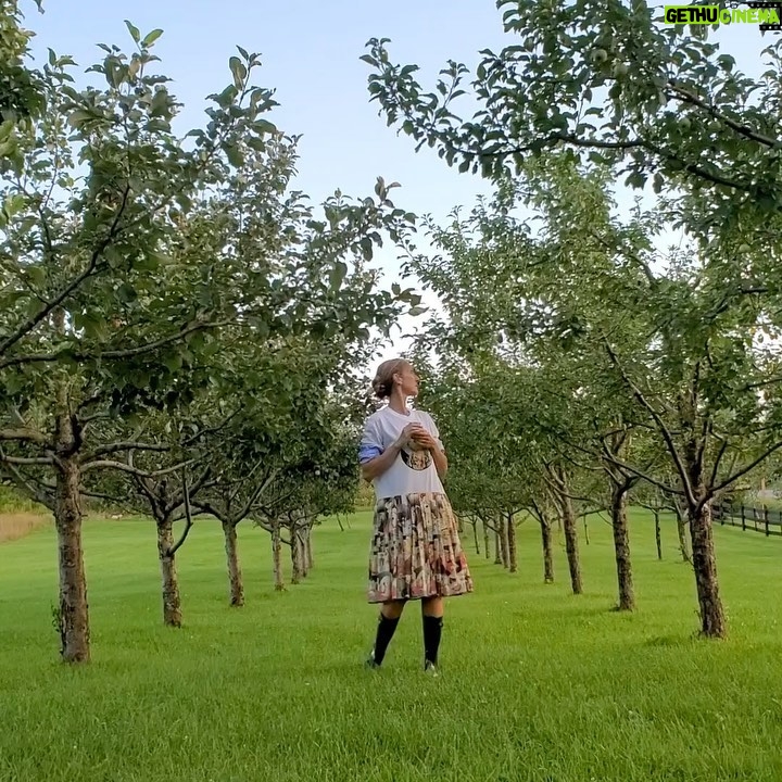 Céline Dion Instagram - Finding peace among the trees 🌿✨ sending all my love ! - Celine xx… . Trouver la paix à travers les arbres 🌿✨ Je vous envoie tout mon amour ! - Céline xx… . #FridayFeeling . 📸 : @dee_termined_girl