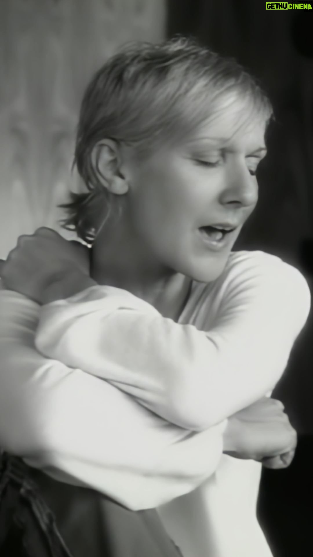 Céline Dion Instagram - Réalisé par Yannick Saillet au Whiskey Bar de Las Vegas en octobre 2003, Céline, dans son look le plus naturel, chante avec douceur l’absence de l’être aimé. Il s’agit ici de « Et je t’aime encore », deuxième single de l’album 1 fille & 4 types. Voyez le clip, désormais en HD sur YouTube. Lien dans la bio. 🎶🎶 J'ai coupé mes cheveux, enfin dirais-tu Oh ça m'a fait bizarre mais j'ai survécu On m'invite, on me désire et je danse et je sors Et quand je danse, je t'aime encore -Team Céline Directed by Yannick Saillet and shot at the Whiskey Bar in Las Vegas in October 2003, Céline, in her most natural look, sings gently about the absence of a loved one. This is "Et je t'aime encore", the second single from the album 1 fille & 4 types. See the official music video, now in HD on YouTube. Link in bio! -Team Celine