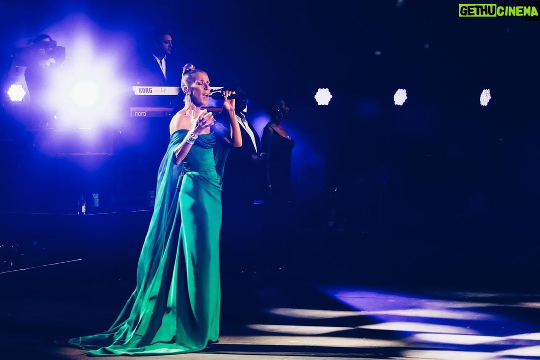 Céline Dion Instagram - We had so much fun in London last July! What an incredible experience!! ✨ 💕 – Celine xx… . Nous avons eu tellement de plaisir à Londres en juillet dernier! Quelle expérience incroyable !! ✨ 💕 – Céline xx… . #LetTheMusicPlay . 📸 @christiegoodwin