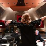 Céline Dion Instagram - "I look to the sky now, I'm finding my way..." ✨ Go behind the scenes of Celine's recording of "Flying On My Own"! 🕊 - Team Celine . “I look to the sky now, I'm finding my way..." ✨ Voyez les coulisses de l’enregistrement de la chanson "Flying On My Own” avec Céline ! 🕊 - Team Céline . #FridayFeeling #FlashbackFriday