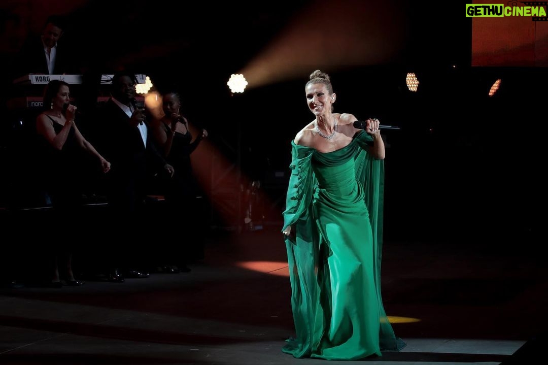 Céline Dion Instagram - We had so much fun in London last July! What an incredible experience!! ✨ 💕 – Celine xx… . Nous avons eu tellement de plaisir à Londres en juillet dernier! Quelle expérience incroyable !! ✨ 💕 – Céline xx… . #LetTheMusicPlay . 📸 @christiegoodwin