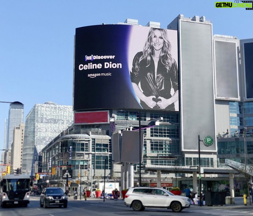 Céline Dion Instagram - If you enjoy a nice little stroll in Toronto today, make sure to look up... 😃 Thank you @amazonmusic ! -Team Celine Si vous faites une promenade à Toronto aujourd’hui, assurez-vous de lever les yeux… 😀 Merci @amazonmusic ! – Team Céline Link in bio / lien dans la bio