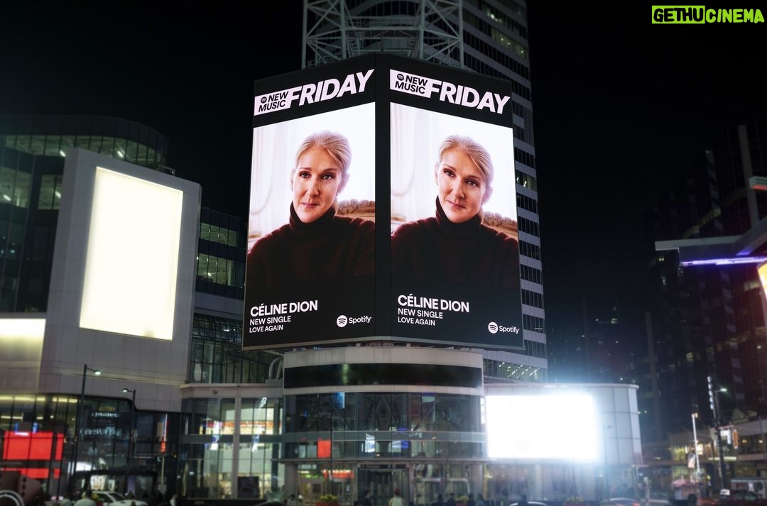 Céline Dion Instagram - Spotted in Toronto! Thanks for sharing the Love (Again) 😍 @spotifycanada ! 💚 Team Celine Aperçu à Toronto ! Merci @spotifycanada d’avoir partagé le love (Again) ! 😍💚 Team Céline Listen to "Love Again": link in bio Écoutez "Love Again": lien dans la bio