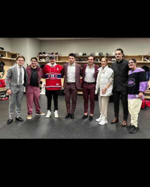 Céline Dion Instagram - My boys and I had such a fun time visiting with the Montreal Canadiens after their hockey game with Vegas Golden Knights in Las Vegas Monday night.  They played so well, what a game!! Thank you for meeting us after the game, guys!  That was memorable for all of us. Have a great season! - Celine xx…

Mes fils et moi avons eu beaucoup de plaisir à rencontrer les Canadiens de Montréal après leur match de hockey contre les Golden Knights de Las Vegas lundi soir.  Ils ont si bien joué, quel match !!! Merci de nous avoir rencontrés après le match, les gars !  C’était mémorable pour nous tous. Bonne saison à tous ! - Céline xx...

@canadiensmtl @vegasgoldenknights @arberxhekaj_ @colecaufield @nsuzuki_37 @alexnewhook_
