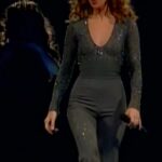Céline Dion Instagram - #FromTheArchives Live from Montreal in 1998, ladies and gents the live performance of Treat Her Like A Lady is now available on YouTube! 🎤💃 See the full performance, link in bio. -Team Celine #LetsTalkAboutLove25 En concert à Montréal en 1998, mesdames et messieurs, la prestation de Treat Her Like A Lady est maintenant disponible sur YouTube ! 🎤💃 Voyez la perfo complète, lien dans la bio. -Team Céline #LetsTalkAboutLove25
