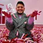 César Doroteo Instagram – ¡Estuvo increíble la experiencia en @museumoficecream en Chicago! Tiene muchas actividades y en cada rincón te regalan helado… Hasta hay uno de Hot Dog 🌭 (no recomiendo). Me encantó que todo es rosa, mi color favorito, fui muy feliz. Aquí les dejo un poquito de lo que viví. @choosechicagomx #chitown #icecream ¡ESPEREN AL FINAL INESPERADO!