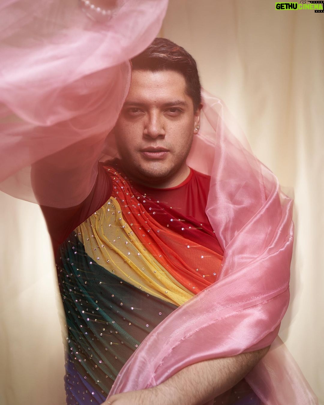 César Doroteo Instagram - ¡Gracias @betovargasmx por estas fotos maravillosas! Me encantó todo. Que siga brillando el #Pride por el amor y la fantasía de vivirnos como somos, plenos y felices. Que muchas voces sigan gritando y celebrando cada año, todos los días. #loveislove #gaypride Body @proteomx Tenis @pink.runway 👟 Mexico City, Mexico