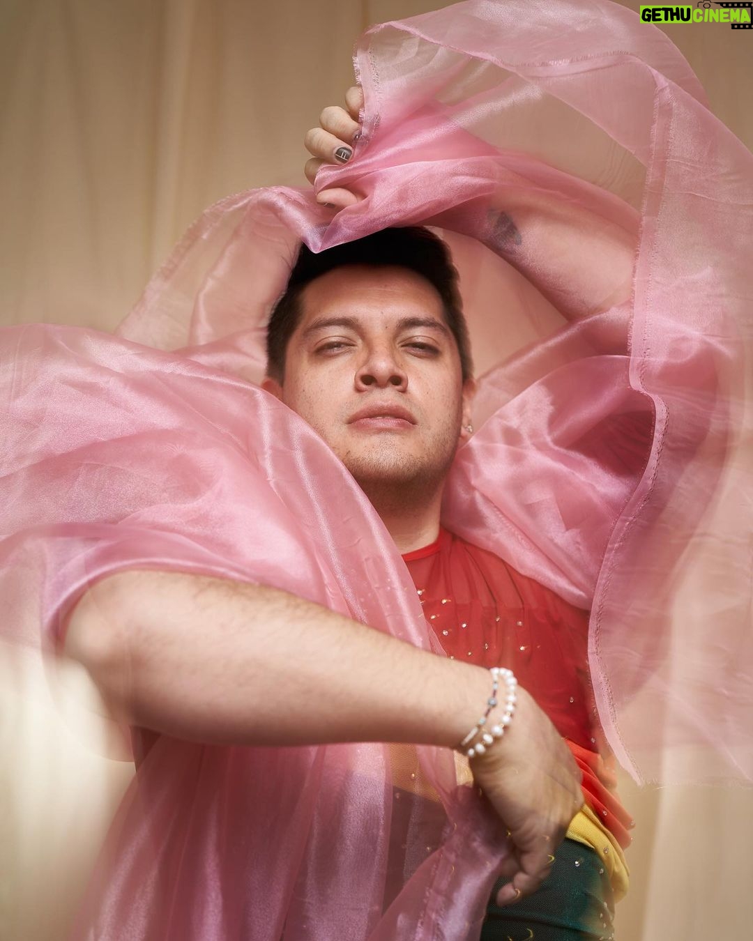 César Doroteo Instagram - ¡Gracias @betovargasmx por estas fotos maravillosas! Me encantó todo. Que siga brillando el #Pride por el amor y la fantasía de vivirnos como somos, plenos y felices. Que muchas voces sigan gritando y celebrando cada año, todos los días. #loveislove #gaypride Body @proteomx Tenis @pink.runway 👟 Mexico City, Mexico